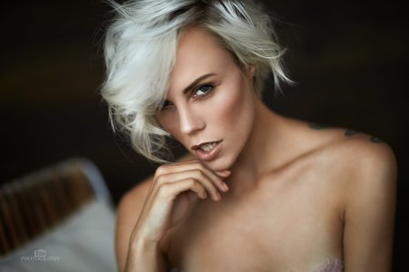 Блондинка с серыми глазами ню