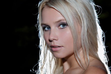 Блондинка с голубыми глазами