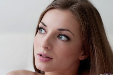 Девушка с приоткрытым ртом