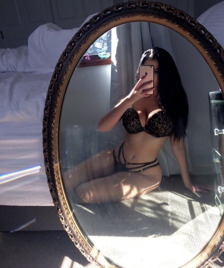 Брюнетка возле зеркала