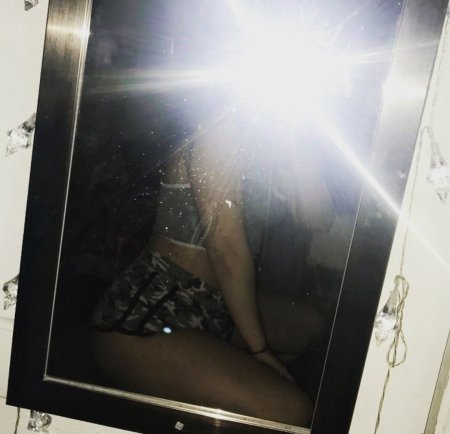 Девушки у зеркала в трусах