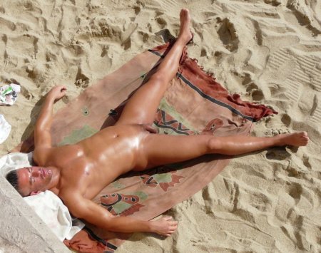 Голые мужчины и женщины на пляже
