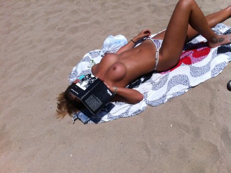 Девушки загорают топлесс