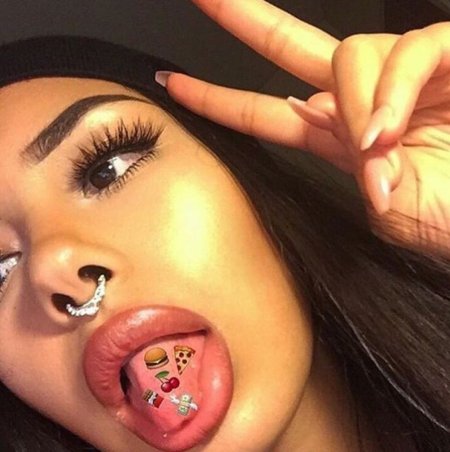 Красивые девушки с пирсингом