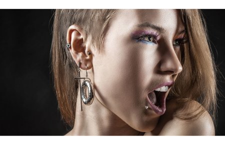 Красивый пирсинг на лице