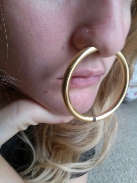 Порнозвезда с кольцом в носу