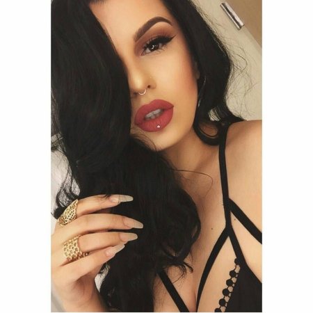 Брюнетка пирсинг нос