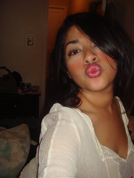 Пухлые губы у девушки