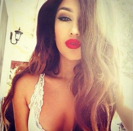 Брюнетка с красной помадой