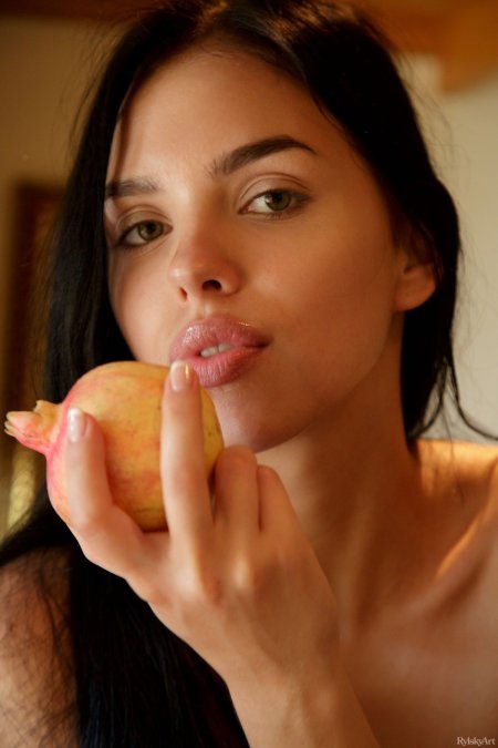 Пухлые губы у девушки эротическое фото