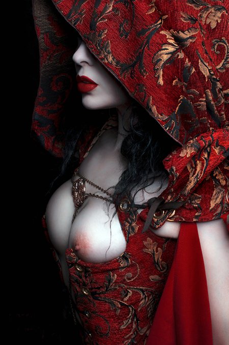 Фотосессия ню в готическом стиле