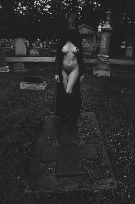 Эро фотосессия на кладбище