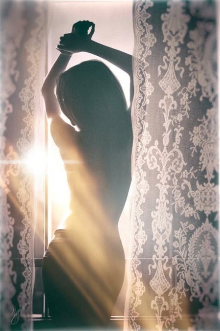 Тень женщины на стене