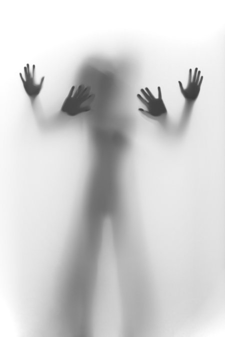 Силуэт за стеклом