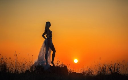 Силуэт девушки на закате