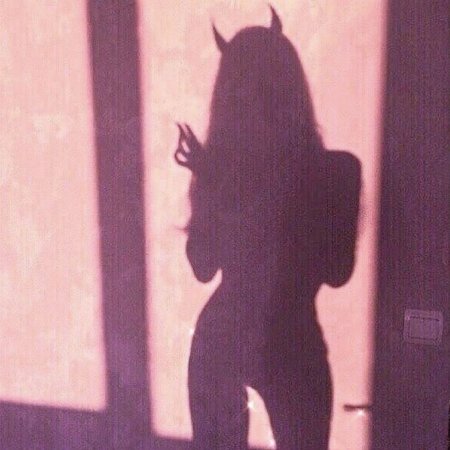 Силуэт девушки с рожками