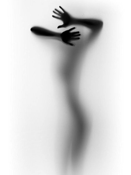 Силуэт девушки за стеклом