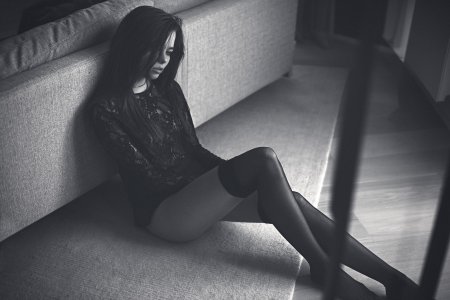 Брюнетка в черном платье