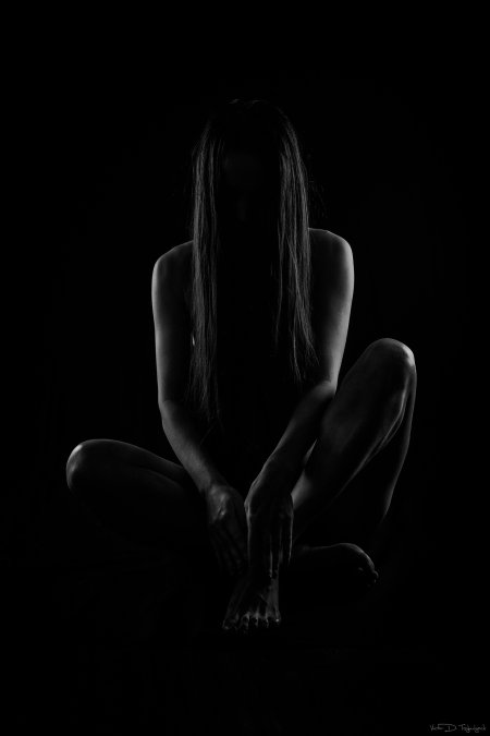 Красивая женщина в тени