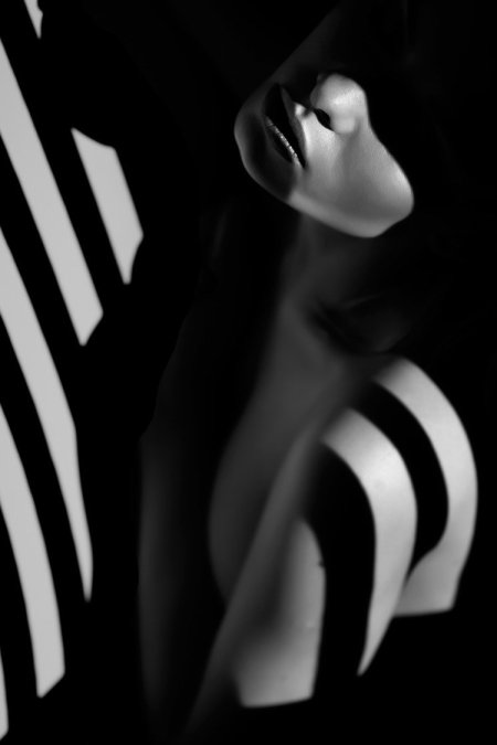 Девушка тень от жалюзи