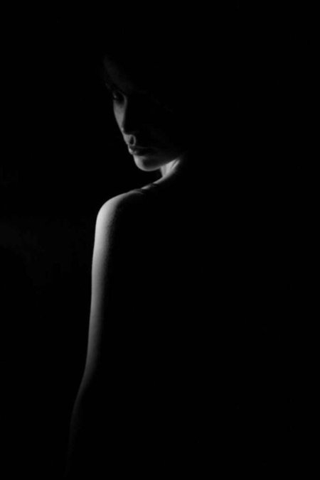 Женский силует на Чернои фоне