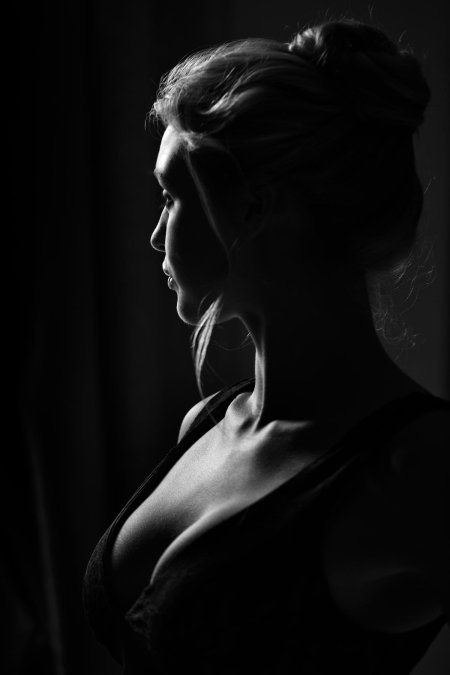 Женское тело черно белое