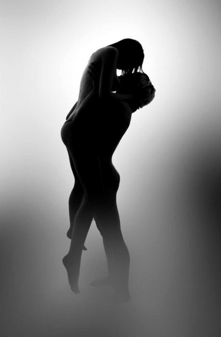 Девушка обнимает тень