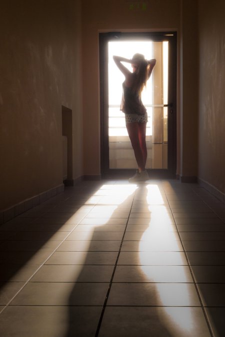 Силуэт в дверном проеме