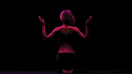 Танцующая девушка