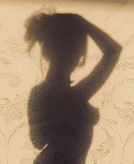 Тень от женского тела