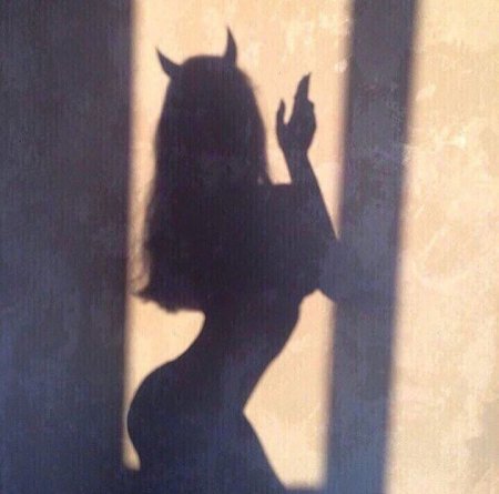 Тень девушки