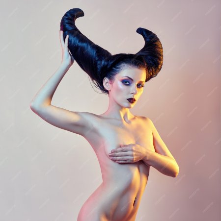 Девчонка с рожками голая