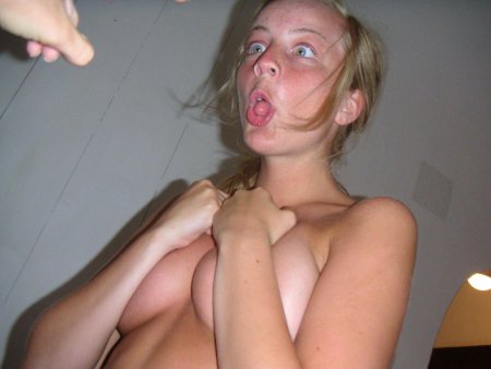 Голые женщины с глупым выражением лица