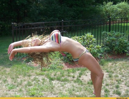 Девушка на даче в купальнике