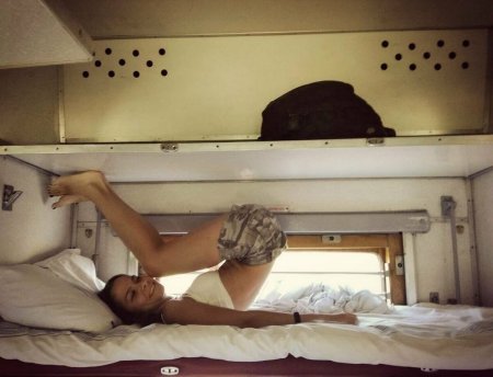 Девушки в поезде плацкарт