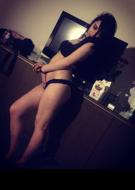 Девушка оказывает интимные услуги