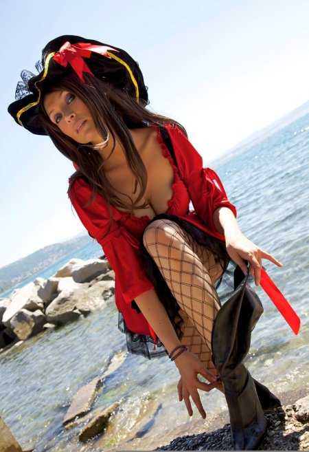 Эро косплей девушки пиратки