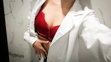 Девушки снимают с себя все