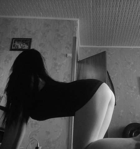 Брюнетка слив