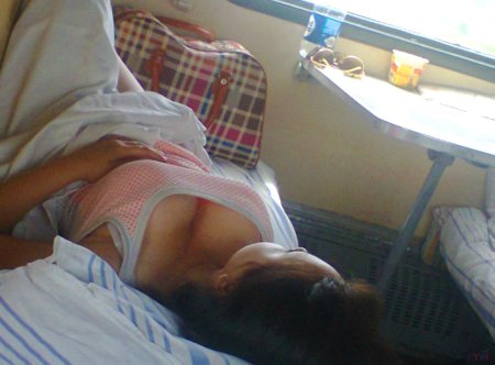 Спящие девушки в плацкартном