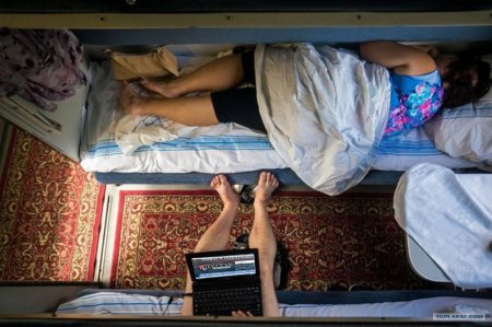 Спит в поезде