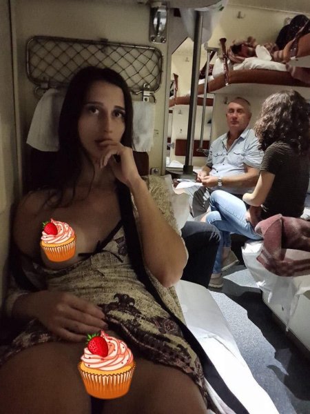 Женщины в электричке голые