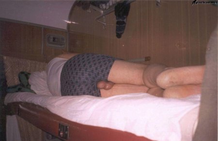 Голые мужчины в купе поезда