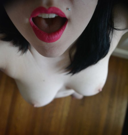 Голые сиськи с открытым ртом