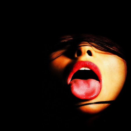 Девушка с высунутым языком