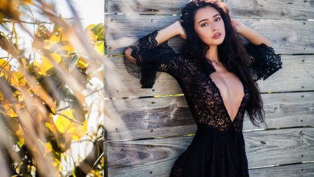 Девушка в черном платье