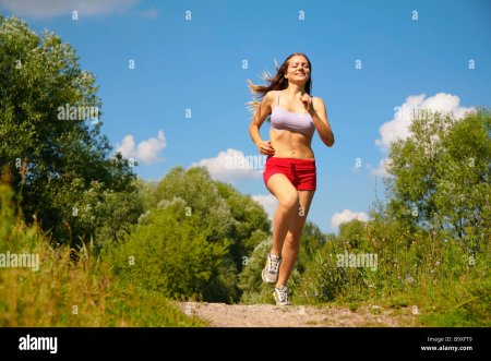 Красивая девушка бегает на природе
