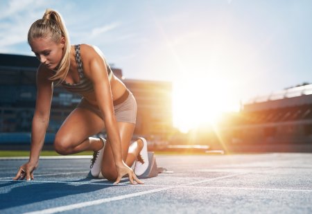 Девушка бежит