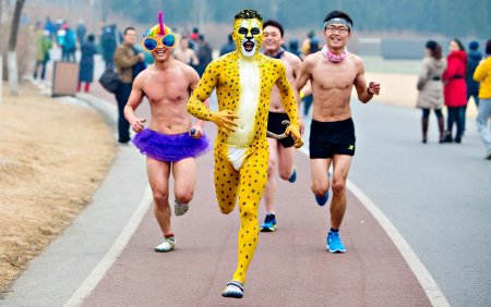 Бегуны в костюмах