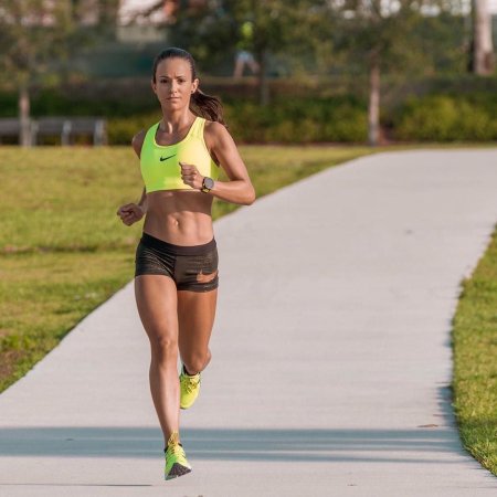 Девушка бежит